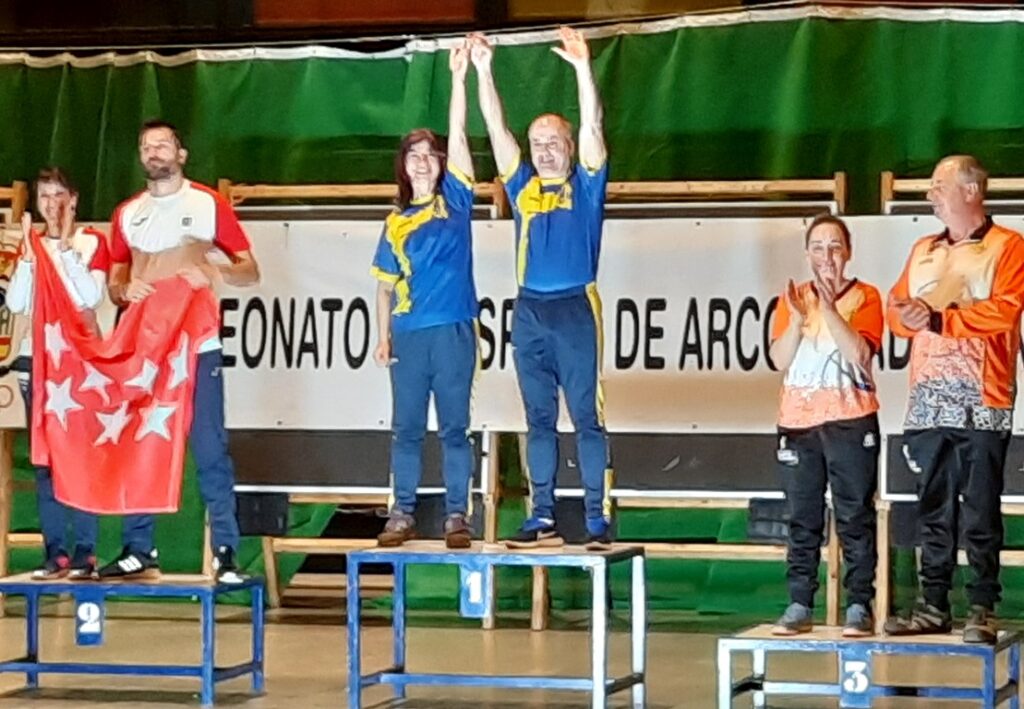 -Ana María en lo más alto del podio tras ganar el campeonato nacional por parejas mixto
