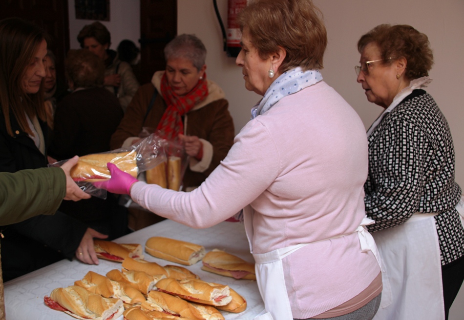 - Día Bocadillo despachando