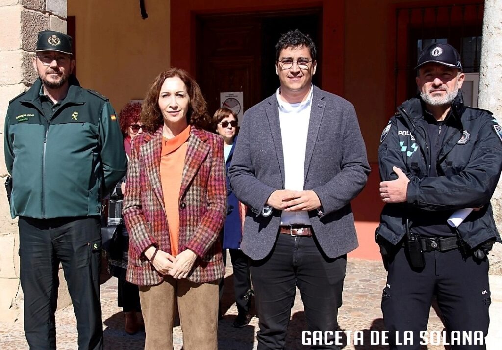 -La subdelegada y el alcalde junto a los responsables policiales antes de la reunión