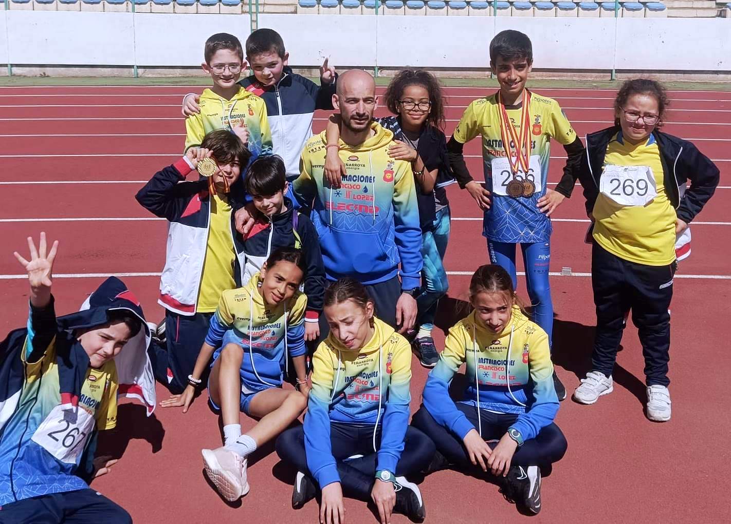 -Atletas de la escuela de La Solana en la pista de Puertollano