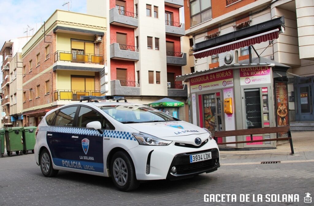 -Coche patrulla en la Plaza de Canalejas