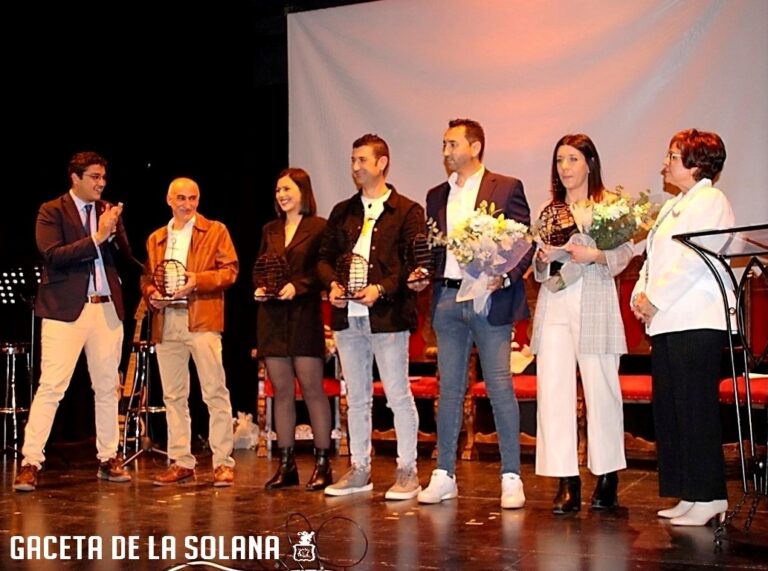 -Conrada Serrano entrega premios