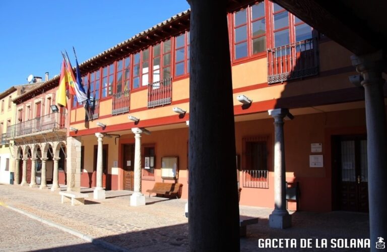 -Fachada principal del Ayuntamiento de La Solana