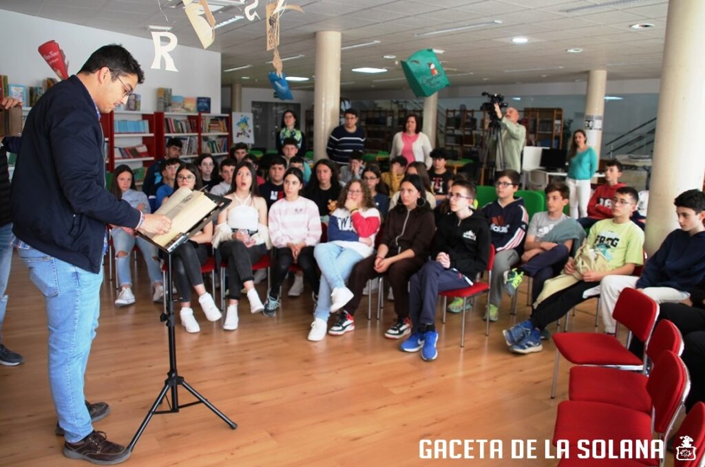 -El alcalde lee El Quijote ante alumnos de secundaria