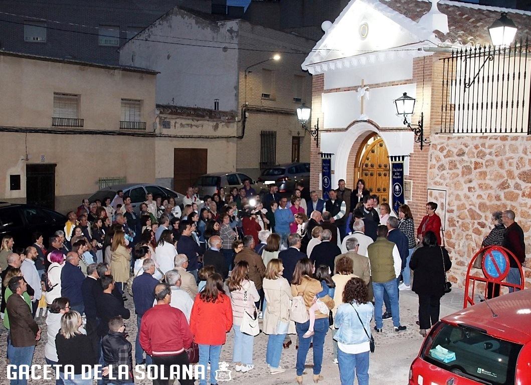 -Público durante la bedición de la remodelada ermita
