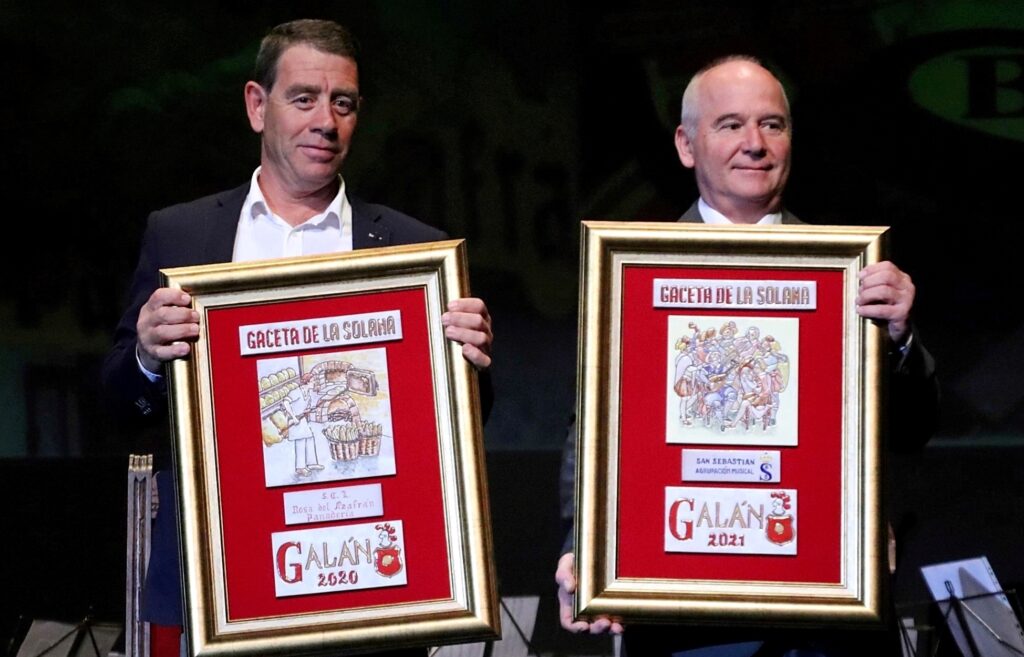 - Representantes de la Cooperativa Rosa el Azafrán y de la Agrupación de San Sebsastián con sus títulos