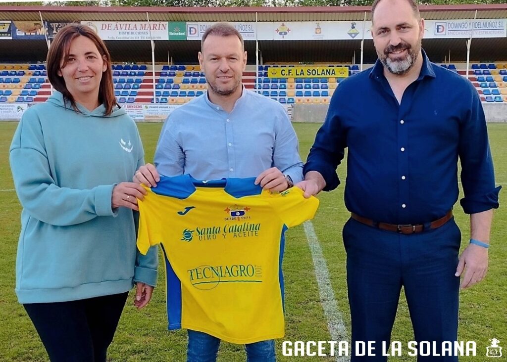 -Armindo junto a la vicepresidenta Mari Paz Peña y al presidente Julián Martín-Zarco