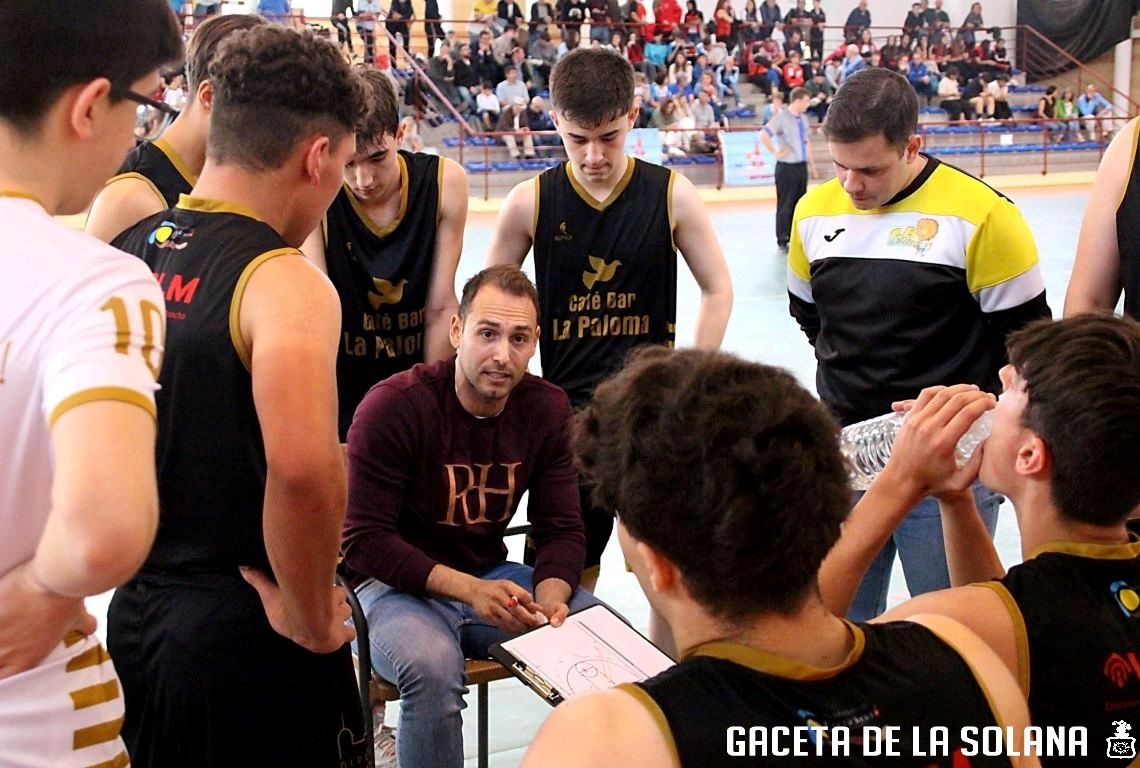 foto cb junior -CB junior banquillo-2