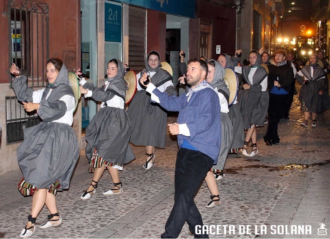-Coros y danzas a la llegada de la procesión