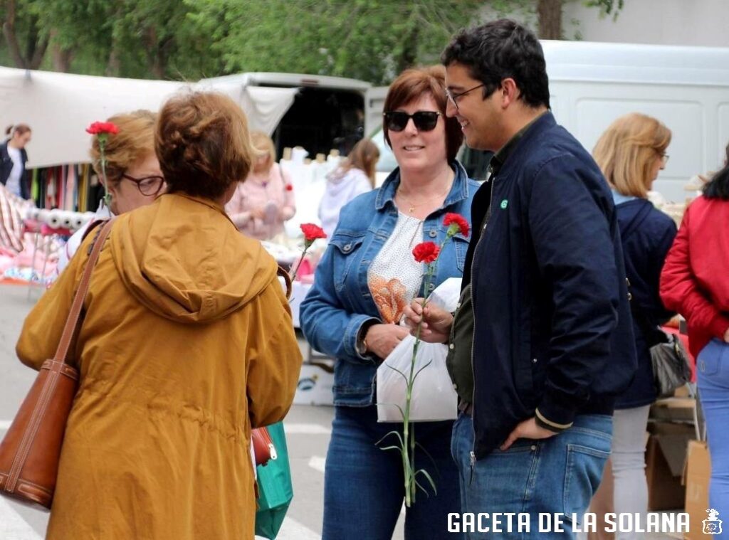 -Eulalio Díaz-Cano reparte claveles en el mercadillo