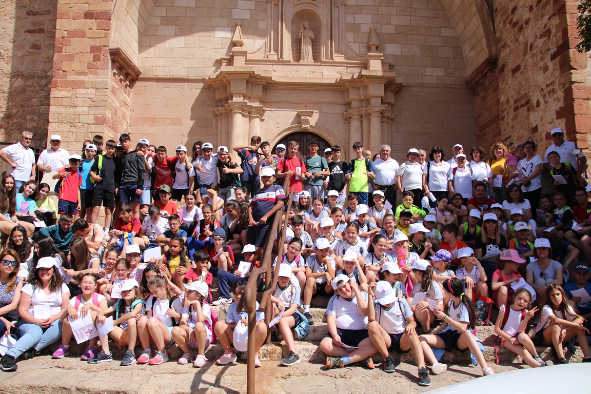 -Peregrinos en las escaleras frente al pórtico de Santiago al final del trayecto
