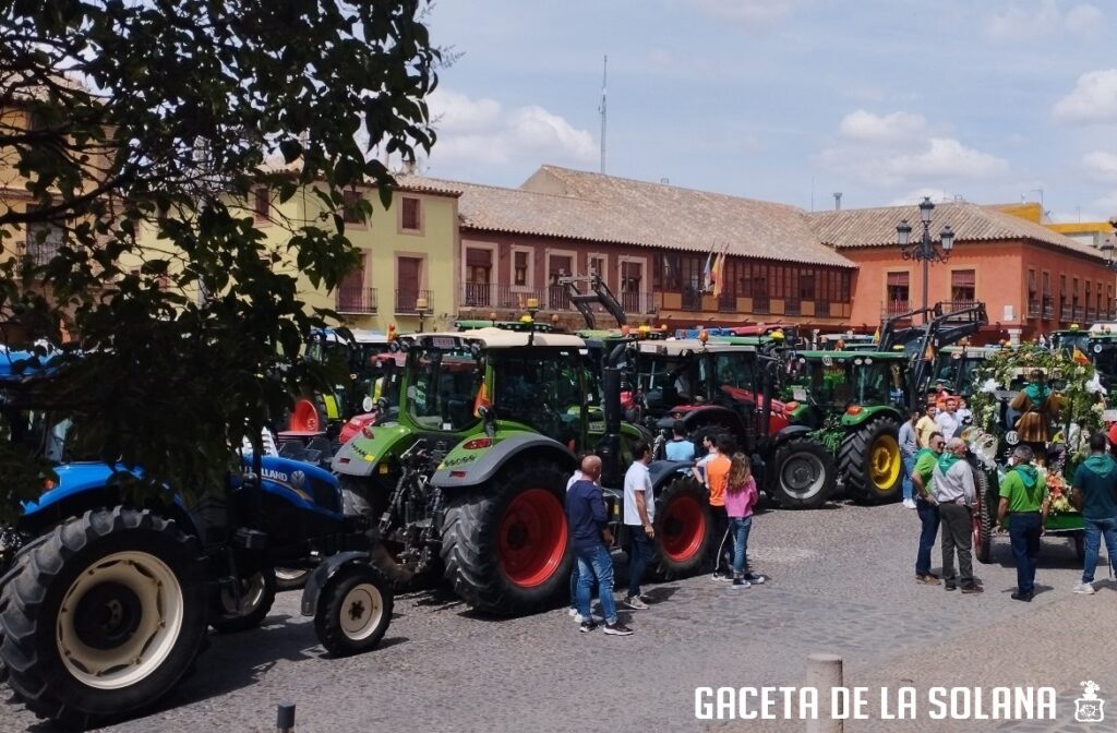 -Tractores saliendo a la romería