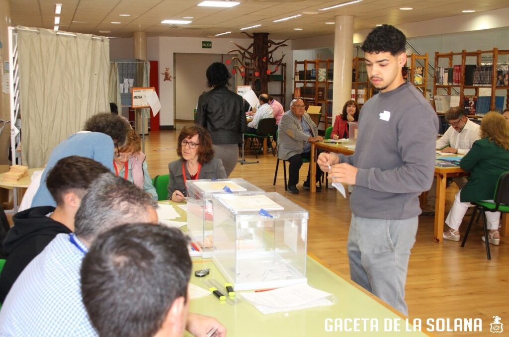 -Un joven votando esta mañana en la Biblioteca Municipal