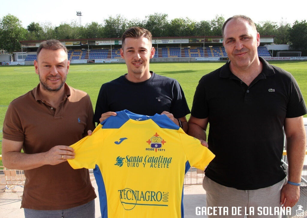 -Álvaro-Maldonado-junto-al-entrenador-y-al-presidente