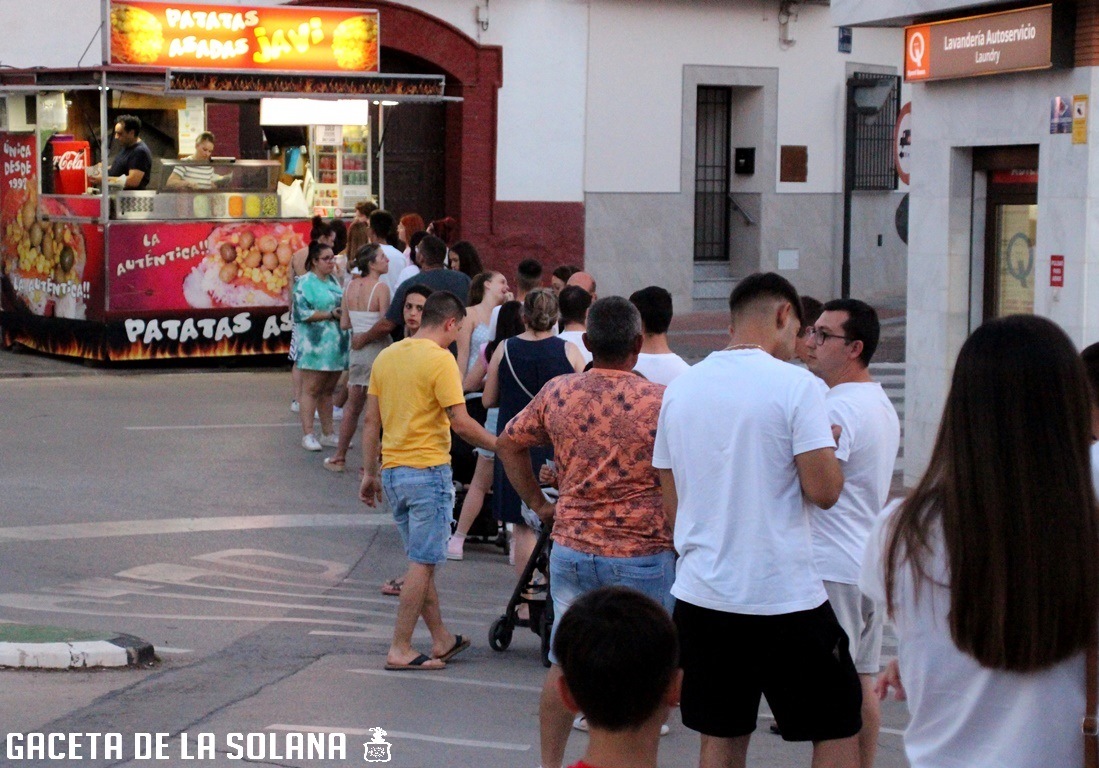 -Colas en el puesto de patatas asadas