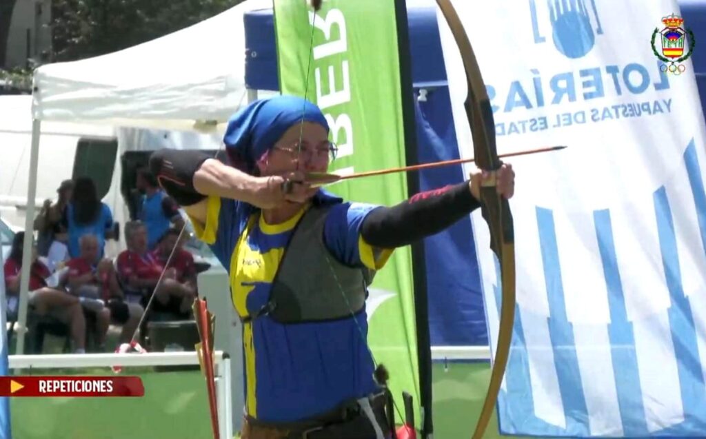 -Ana maría López tirando con arco en Campeonato Aire Libre 2023
