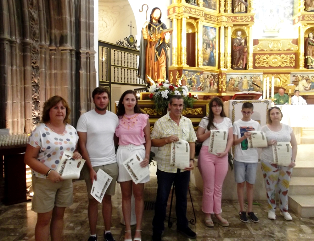 -Peregrinos con sus compostelas