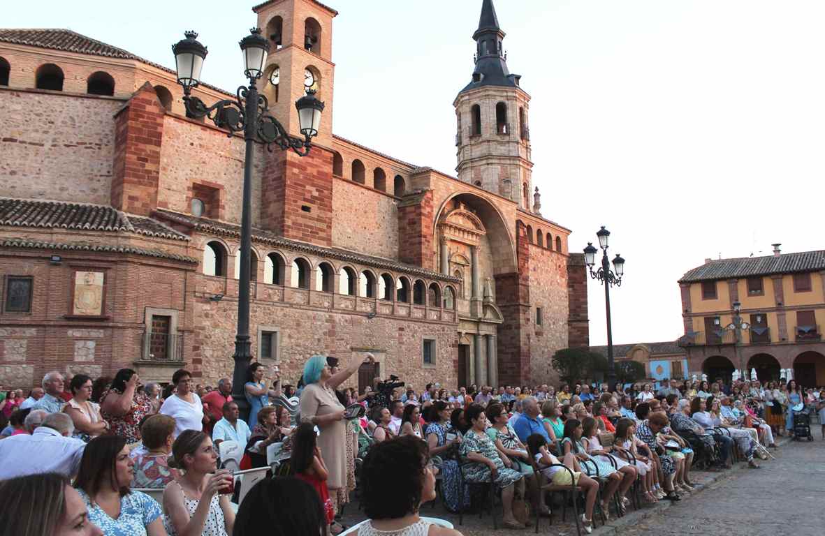 publico en plaza mayor