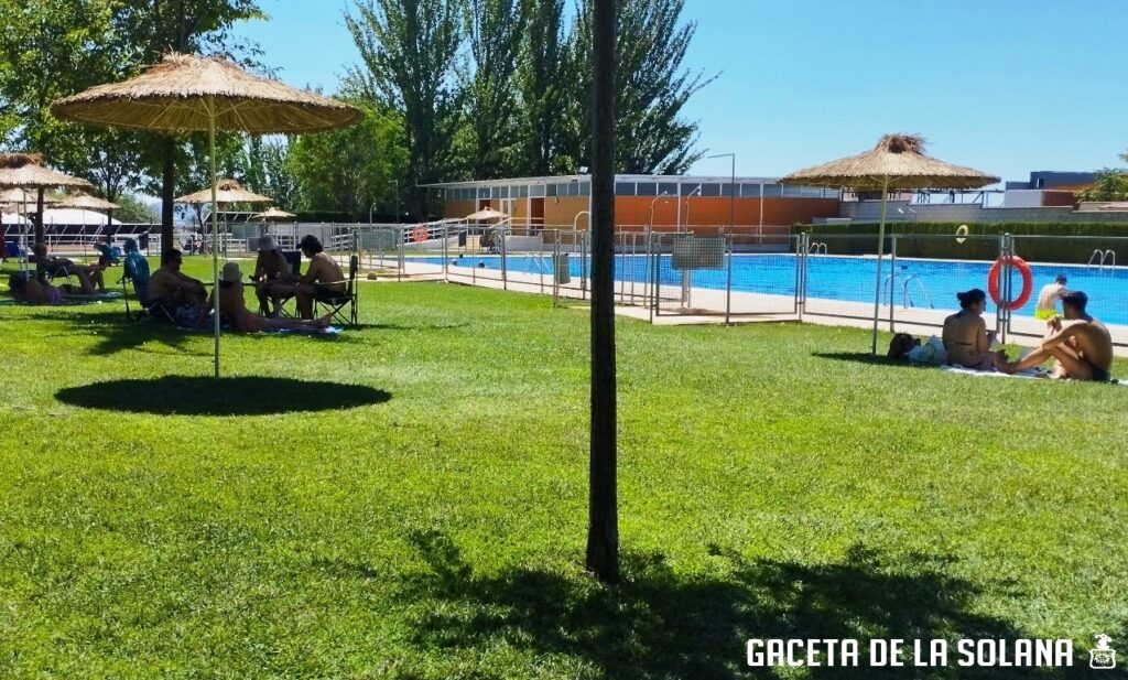 -Bañistas en la piscina