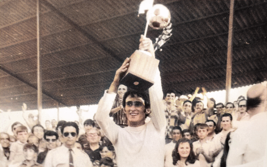 -Manzano Capelo levanta el trofeo de campeón en el año 1973
