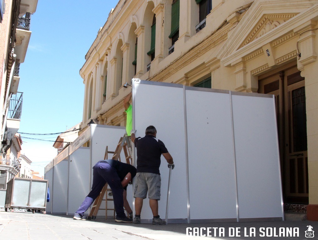 -Operarios municipales instalan los stands