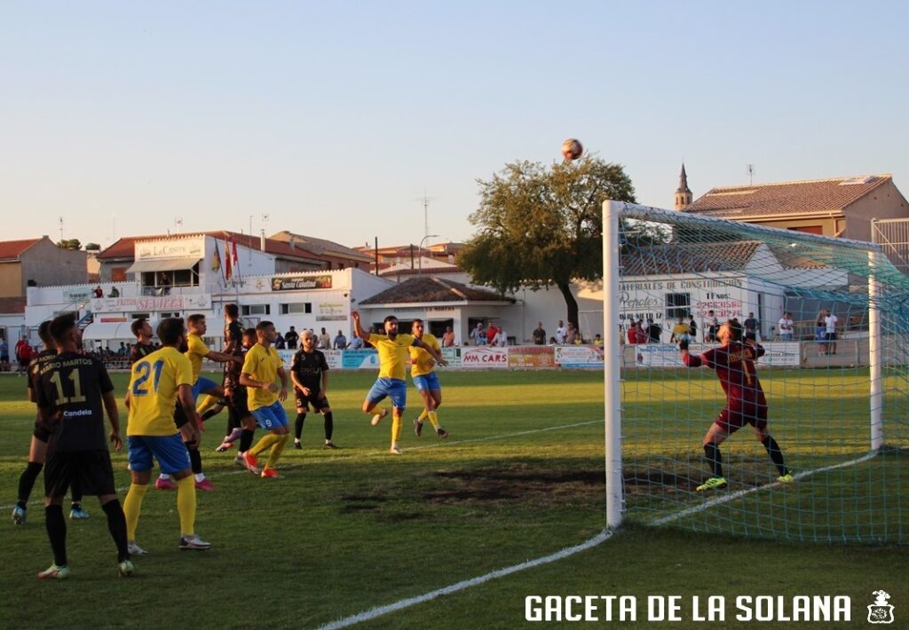Una acción del partido entre La Solana y el Real Jaén
