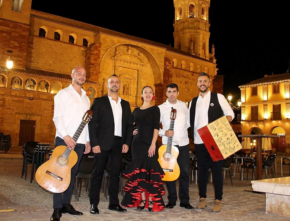 -Juli García con su grupo en la Plaza Mayor
