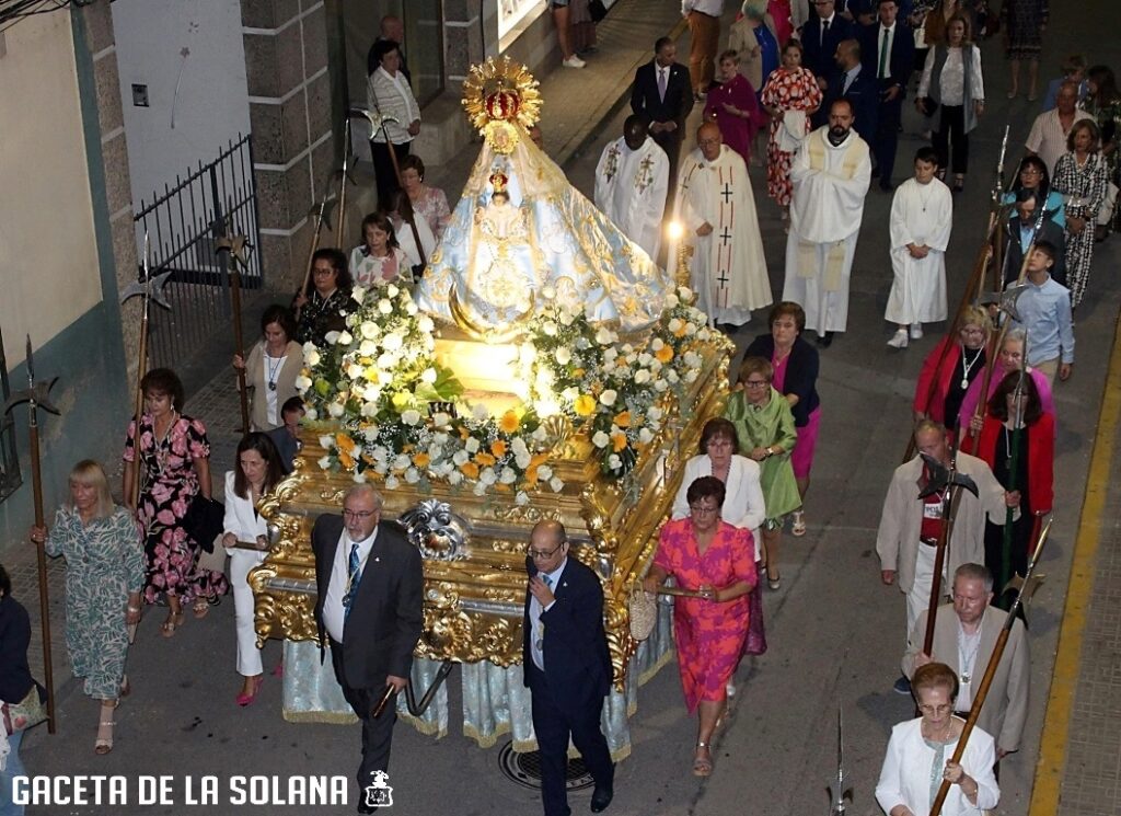 -Procesión-por-la-calle-Carrera