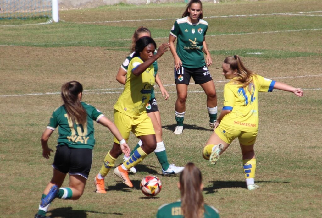 -Gabrielle Ngaska pelea un balón en el partido contra el Cacereño