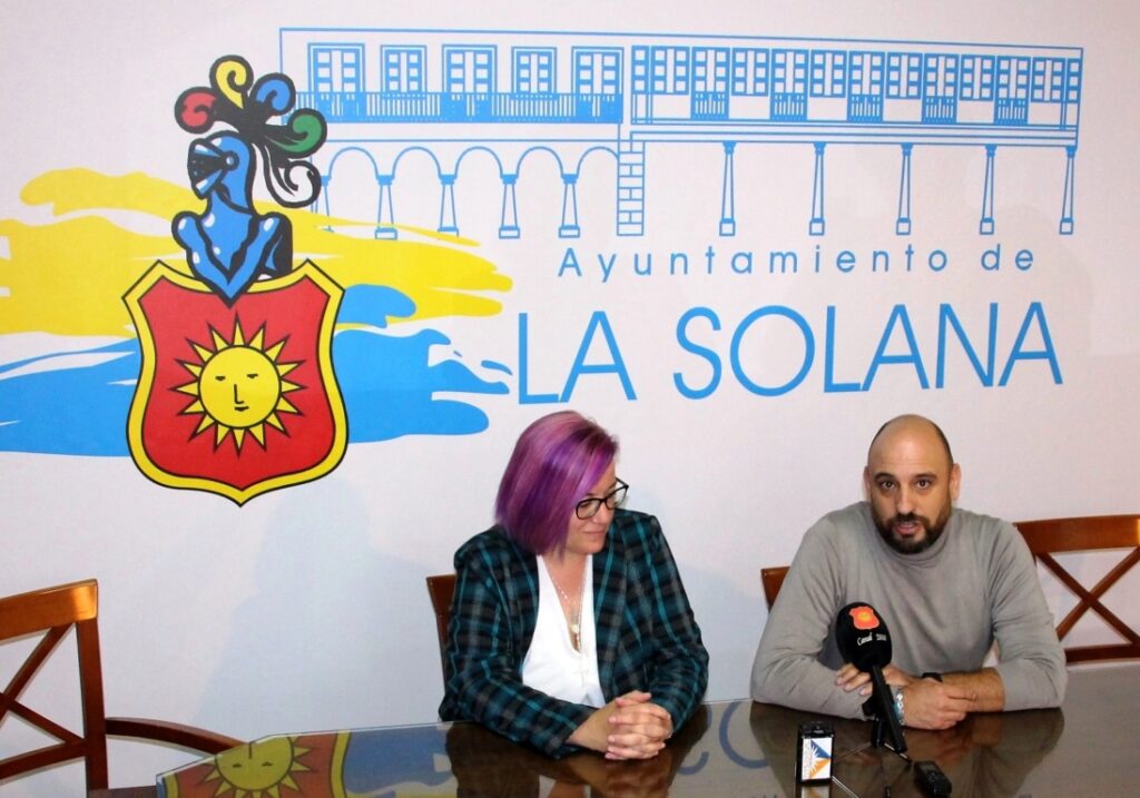 -Los concejales de Cultura y de Promoción Económica presentan el nuevo logo municipal que aparece detrás