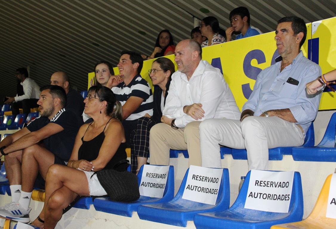 -Palco de autoridades durante el partido en La Moheda
