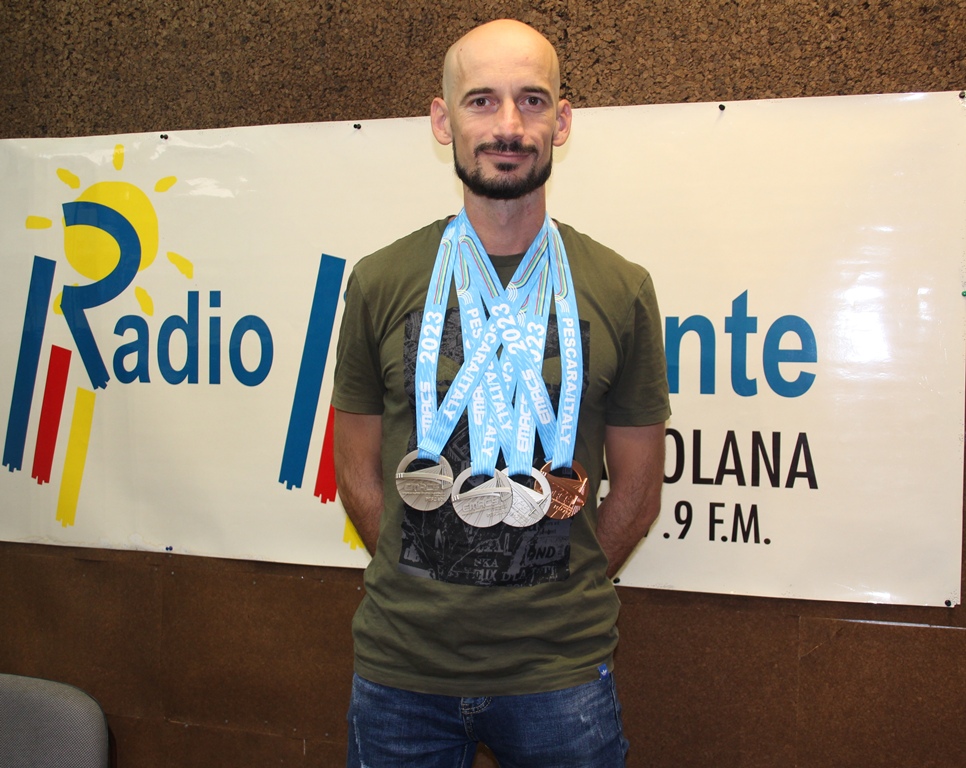 -Pedro Juli con sus cuatro medallas en Radio Horizonte