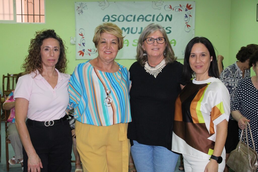 -Responsables del Centro de Terapia Naturales con la presidenta de la Asociación de Mujeres