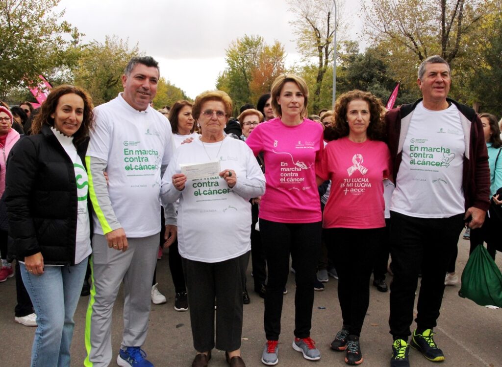 -Benito Rodríguez y su esposa -izda- en la entrega del dinero