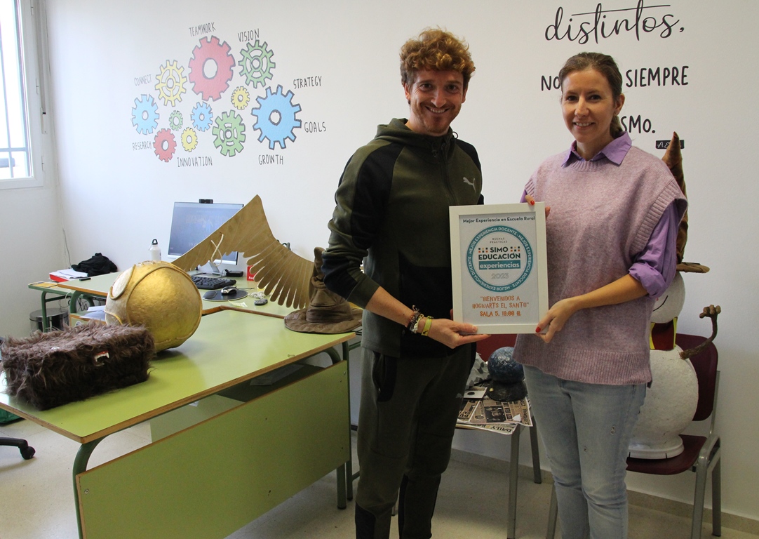 - El director y la coordinadora muestran el galardón