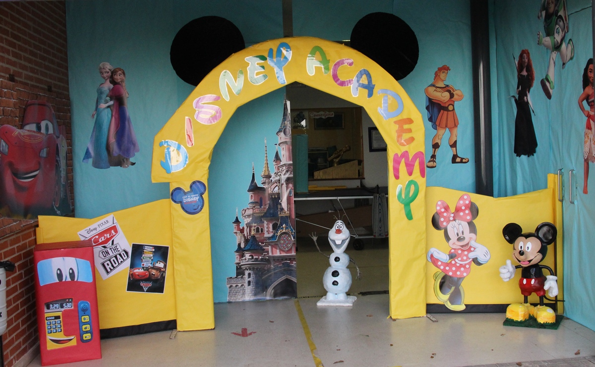 - Entrada al colegio con la temática Disney