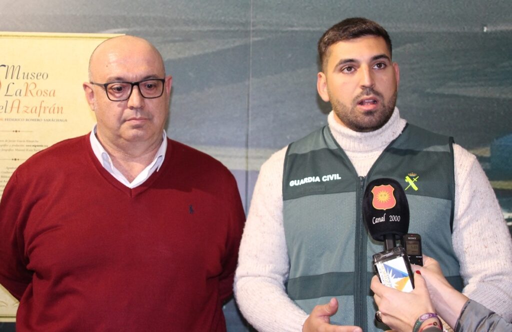 -Julián Díaz-Cano y el teniente Serrano antes de la charla