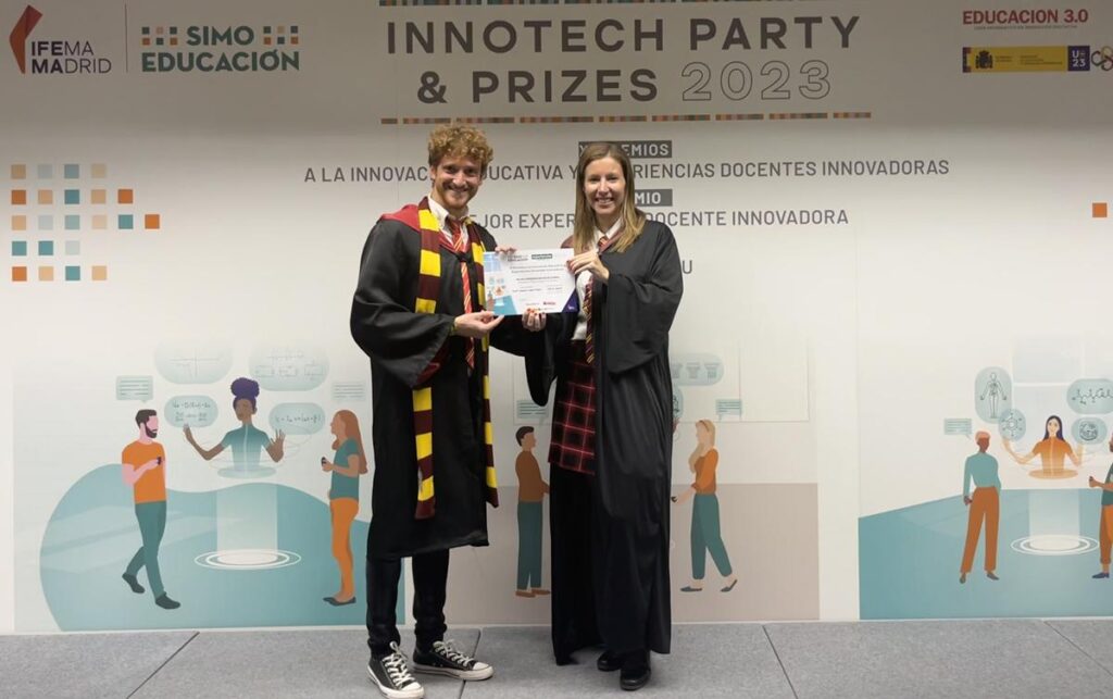 - Los docentes recogieron el premio con atuendos de Hogwarts