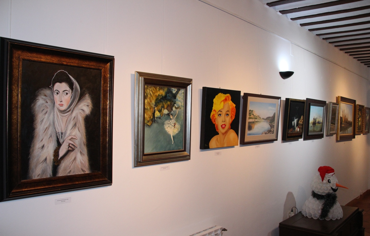 -Algunos de los cuadros expuestos