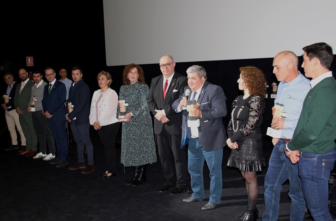 foto 3 -Bodegas premiadas junto a las autoridades