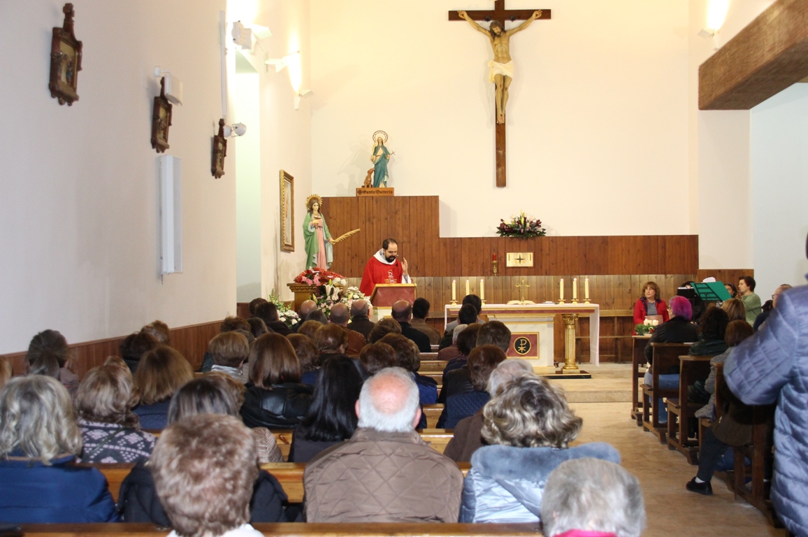 -Ermita llena durante la misa de Santa Lucía