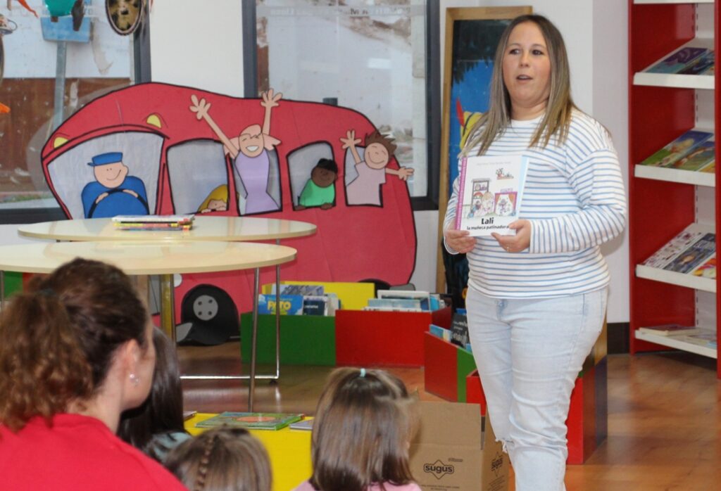 -María Deolores Torrijos duarnte la presentación de su libro en la biblioteca municipal