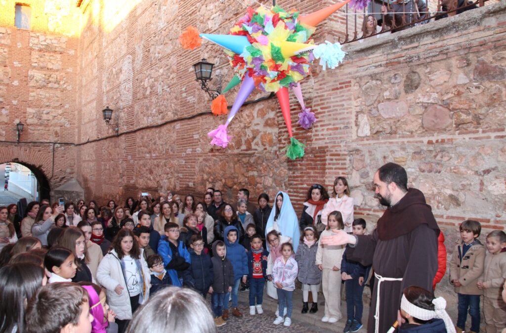 -Niños preparados para romper la piñata de pecados