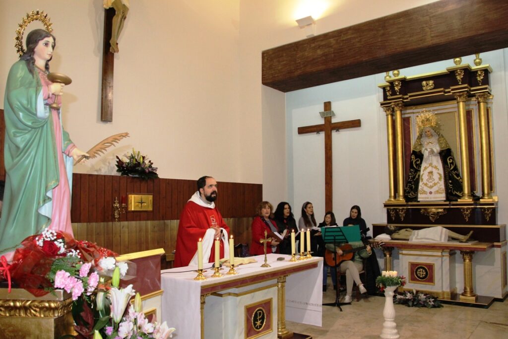 -Nuevo ambón altar y retablo junto a Santa Lucía