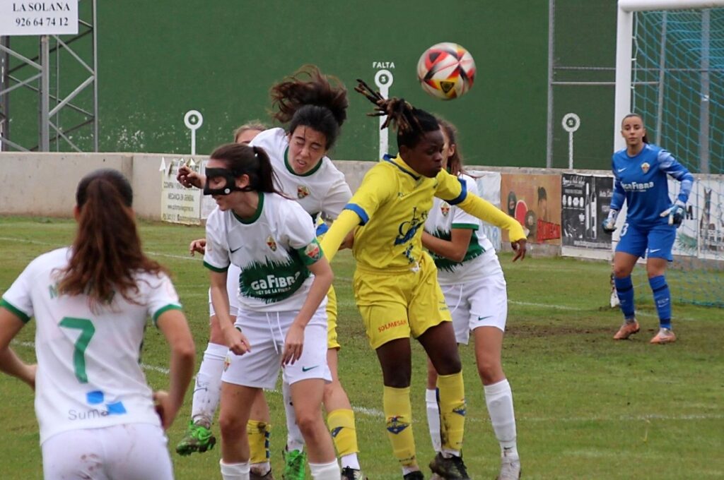 -Olga pugna por un balón aéreo en el área del Elche