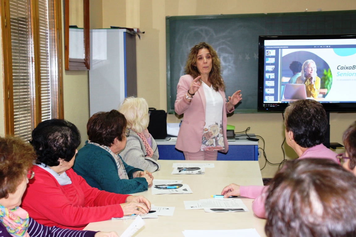 -Un momento del aula abierta sobre uso del bizum