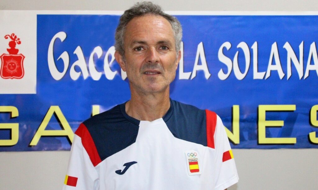 -Antonio-Serrano-en-la-redacción-de-Gaceta-de-La-Solana-y-Radio-Horizonte.jpg