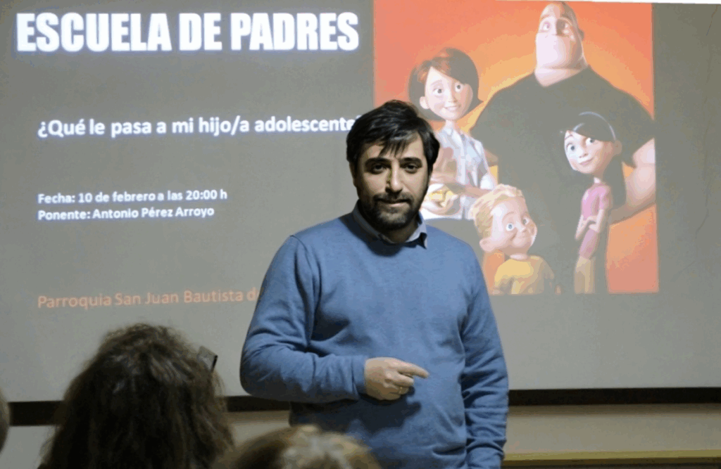 -Antonio Pérez en una escuela de padres en La Solana