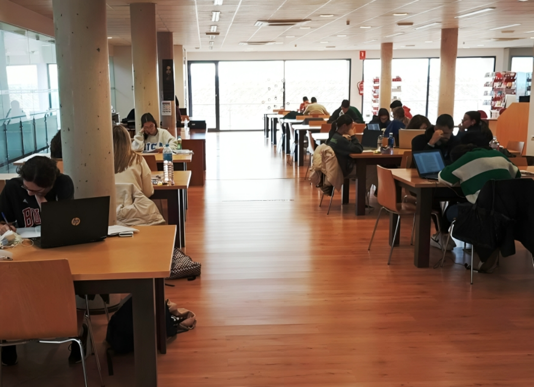 -Estudiantes biblioteca La Solana