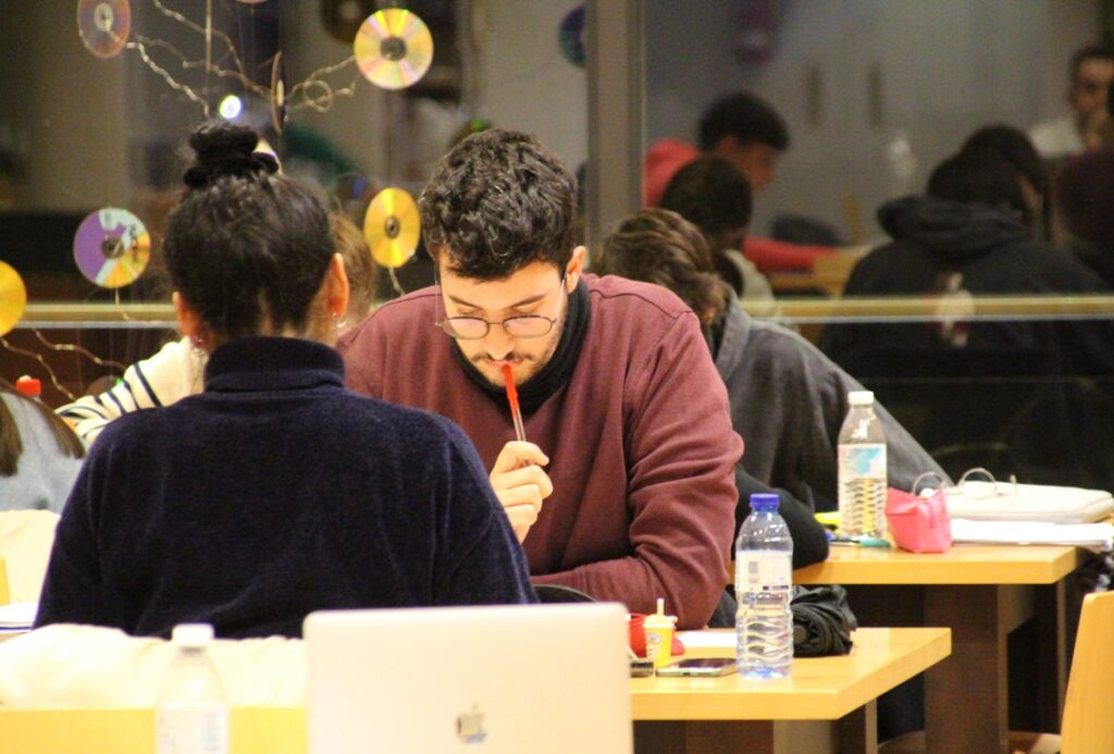 -Estudiantes en labiblioteca-1